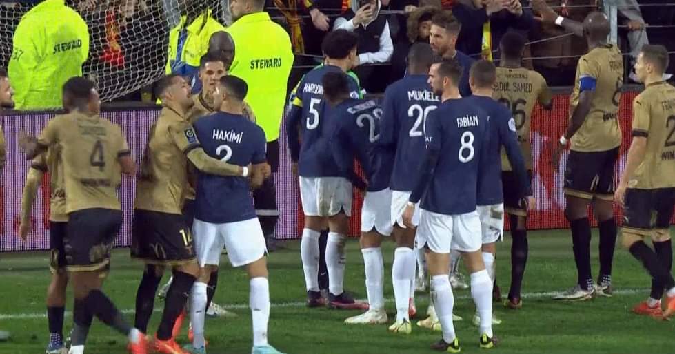 AbaidHanane's tweet image. حكيمي أشرف وهو يدافع عن صديقه كيليان مبابي 😭❤️