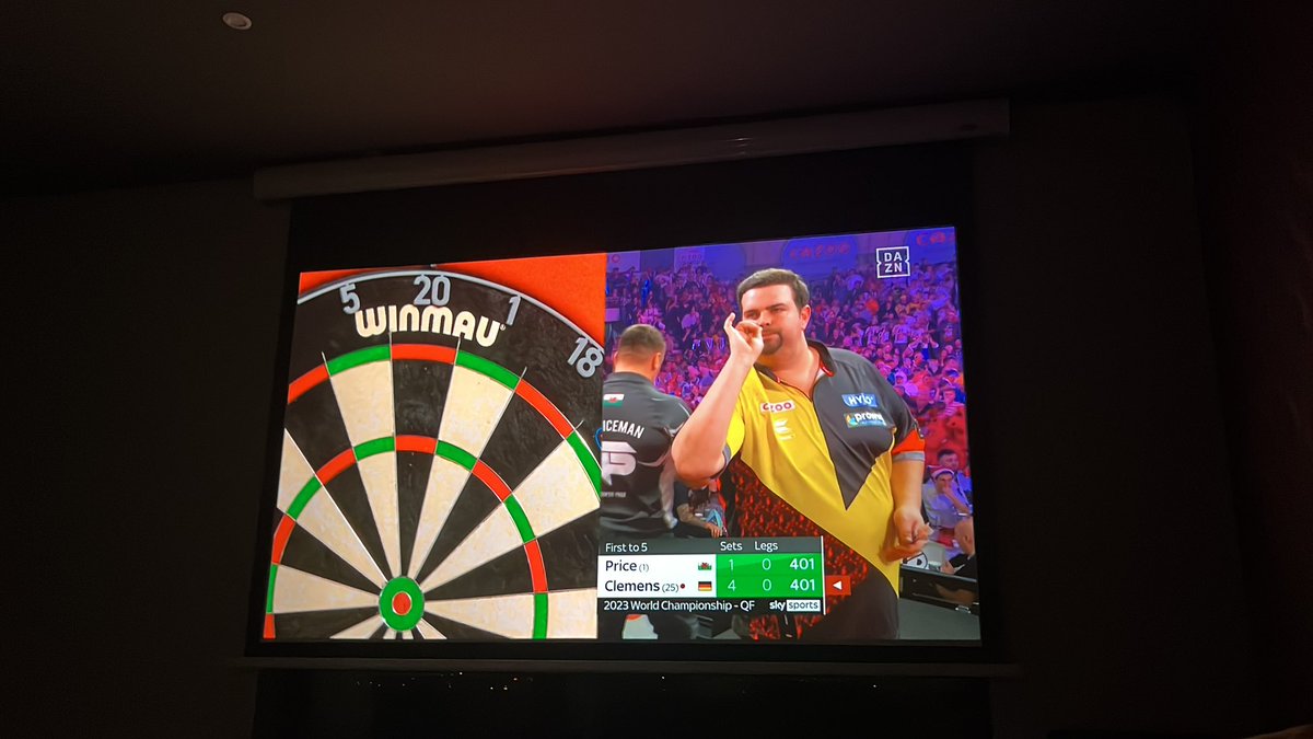 mkvasnicak's tweet photo. c‘mon Gaga! …der Rugby-Star wackelt! #dartzn #DartsWM #germangiant https://t.co/Sa1yxDgJz4