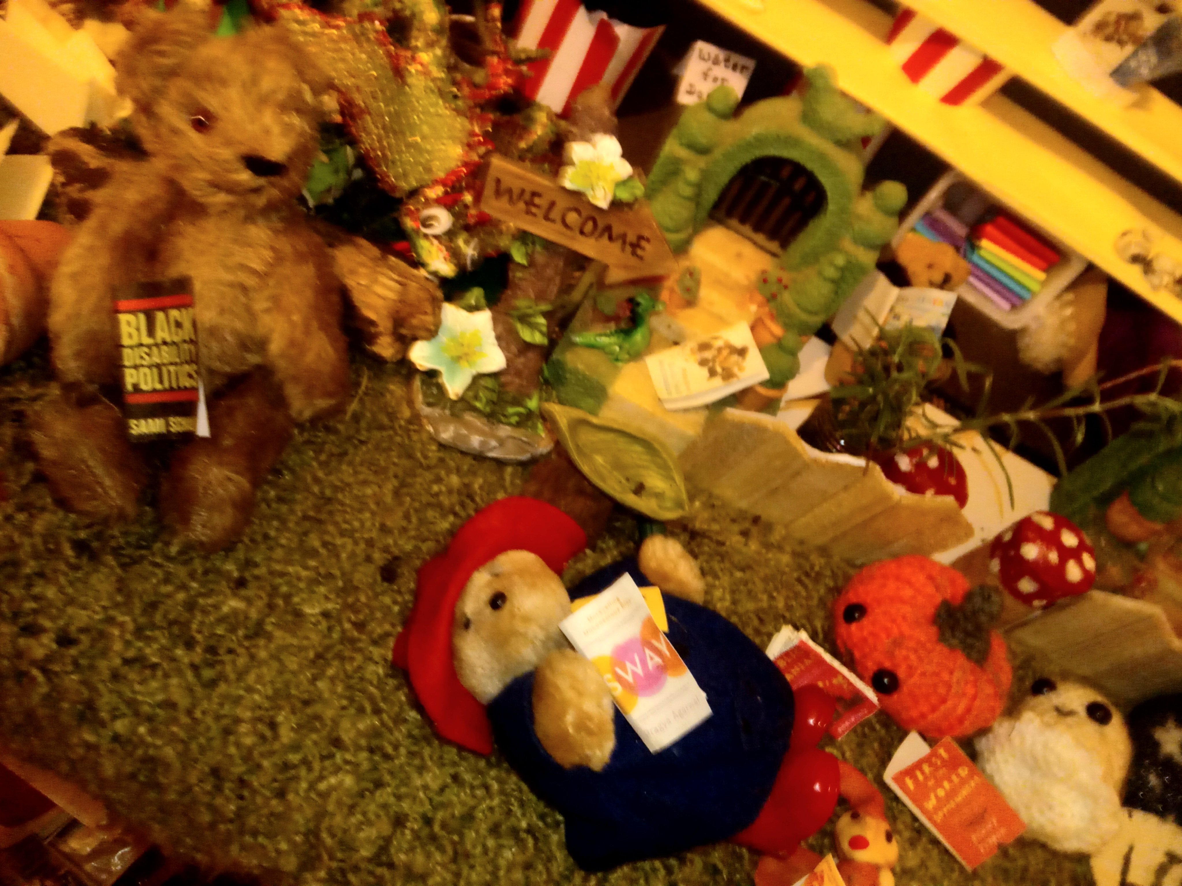 Emily Goss on Twitter: "Starvark looks at the cake she made. Decorated