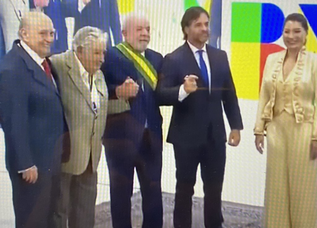 Only in Uruguay.

- Mujica abraza a Lula.
- Mujica le dice a Sanguinetti que vuelva para la foto.
- Sanguinetti le dice lo mismo a Lacalle Pou.

¿Resultado? Una foto de pura tolerancia y encuentro democrático.