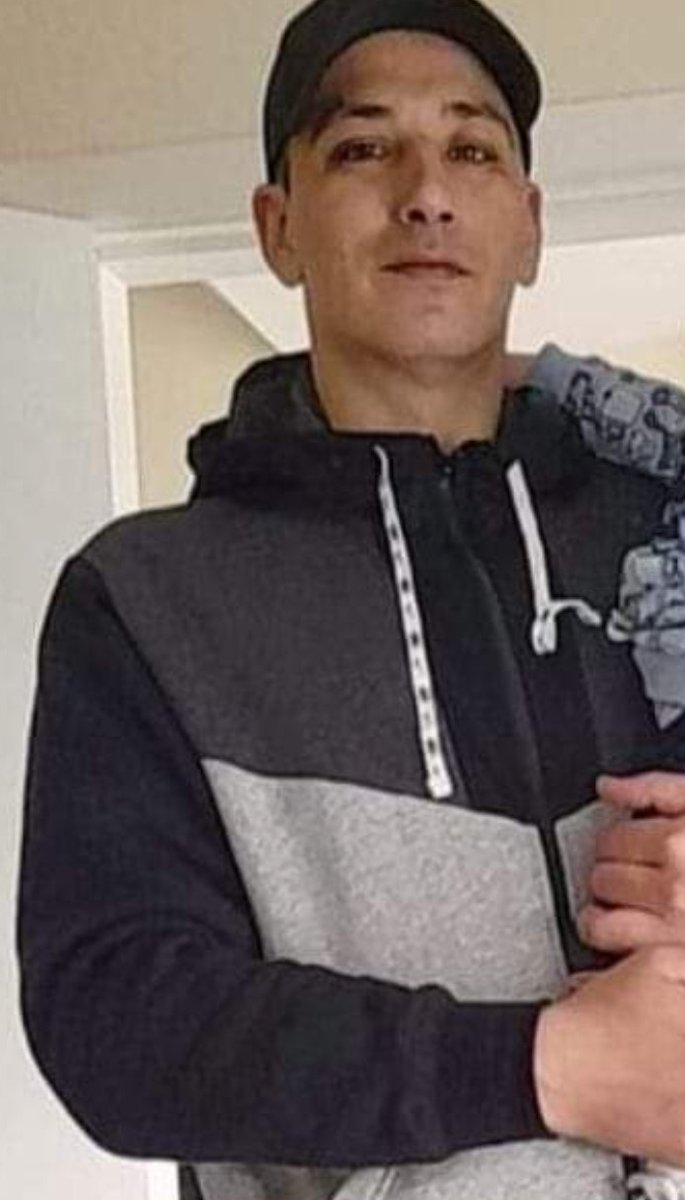 Gardaí are seeking the public's help in tracing the whereabouts of 35-year-old Denis Ozturk, who went missing from his home in Ballybeg, Waterford on Friday afternoon.

When last seen, Denis was wearing a green Nike tech tracksuit, black Nike air runners and a navy rain mac.