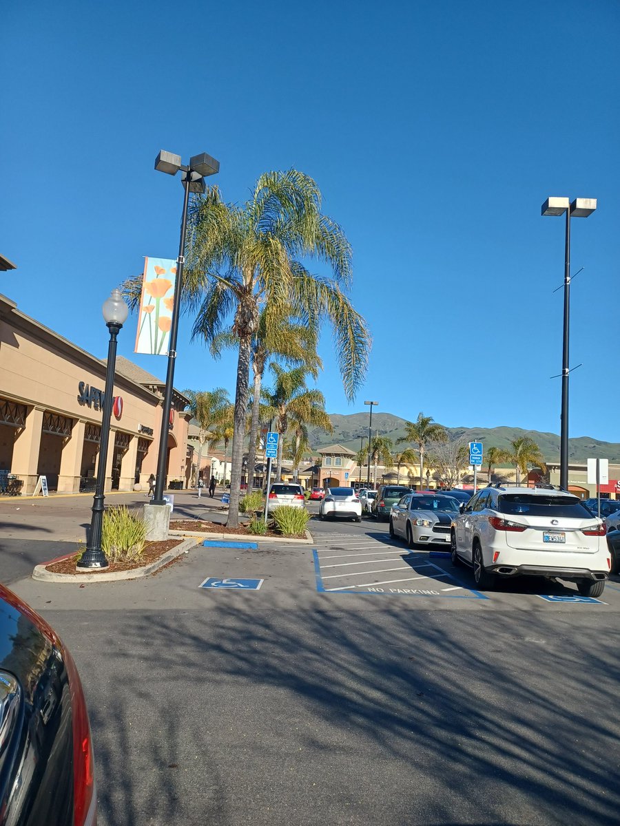 Writer_by_Night's tweet photo. @lanarificc Just took these pics and it's the opposite of flooding haha. You're safe to come back home lol. 

But then again, California's weather is bipolar so no promises that it stays this nice tomorrow lol. It was raining like hell yesterday tho. https://t.co/Gu8R4FetvF