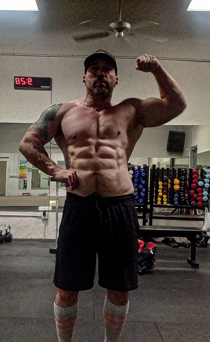 gymslayer239's tweet photo. 2023 is going to be off the charts. #gains #ripped #musclesculpting #HappyNewYear2023 #bodybuilder #metasucks #teamtate https://t.co/ca98ZofwFB