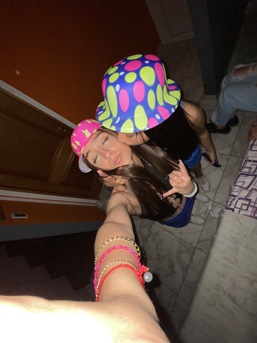 feliz año nuevo a vos, q me bancas desde que tenemos 4 años y que a pesar de las miles de veces q estuvimos distanciadas siempre estuviste cuando t necesite, te amo por siempre mi bri🥺🫶🏽