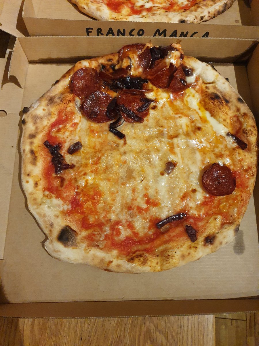 BitterDanP's tweet photo. @FrancoMancaPizz absolute disgrace when your food arrives an hour late, cold and looking like this https://t.co/YHcqVIDeeI
