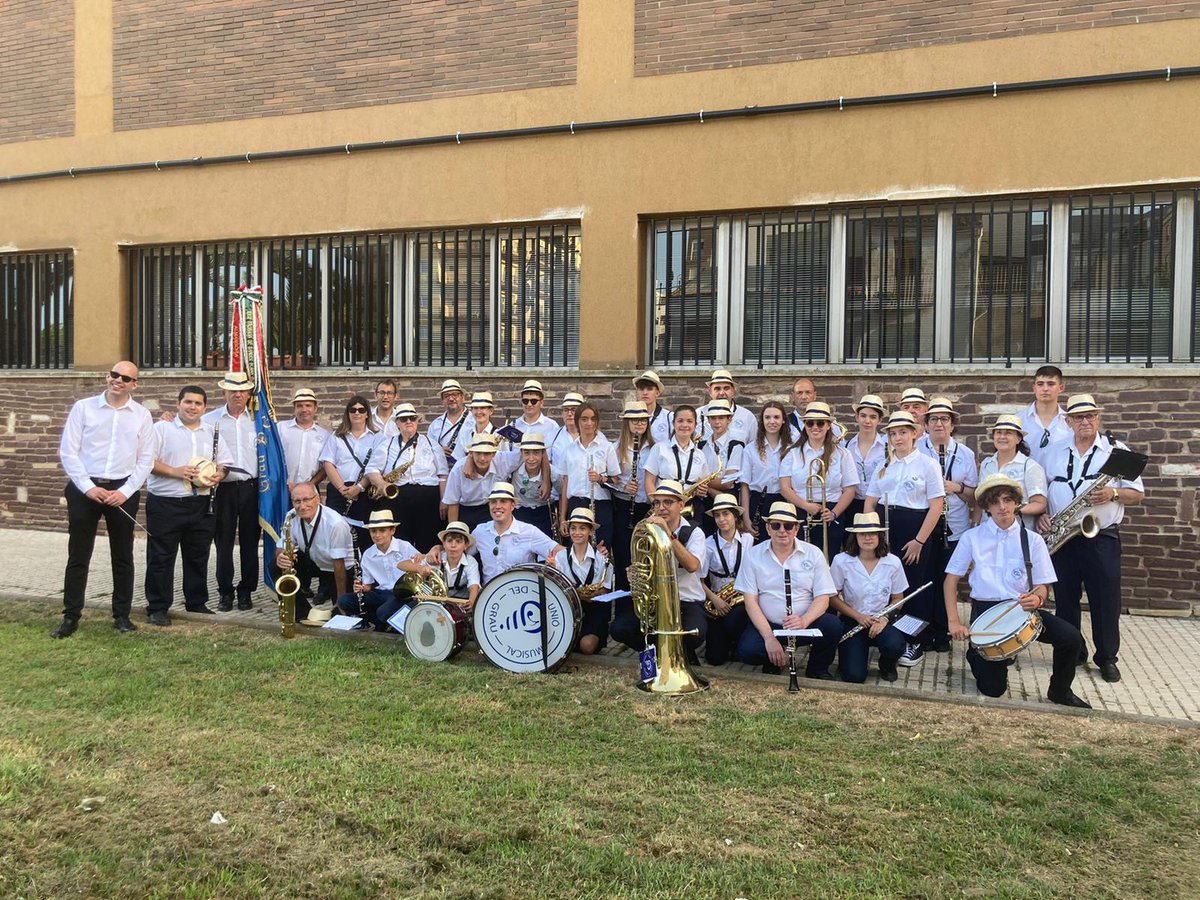 UnioMusicalGrau's tweet photo. El passat mes de juny de 2022 vam celebrar els 25 (26!) anys del debut de la nostra banda davant del Grau i vam aprofitar per homenatjar els quatre músics que en formen part des del primer dia: Mariajo, Jesús, Tonica i Carlos. https://t.co/EXnakZEbRW