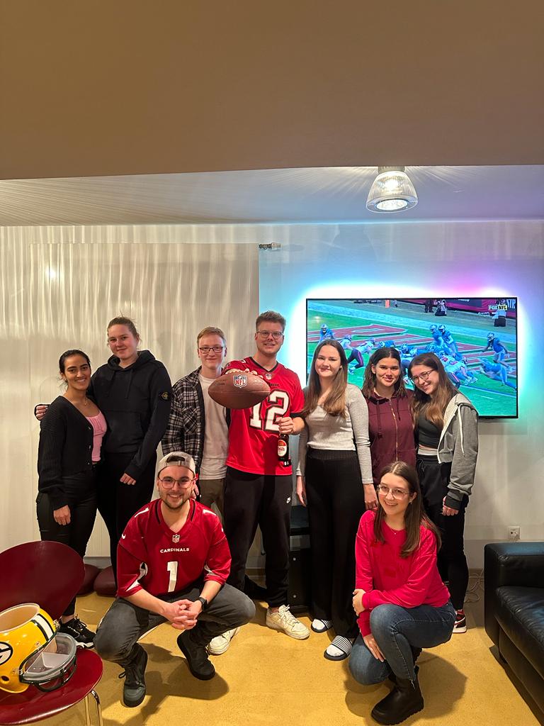 TimMaaen1's tweet photo. Die Koblenzer Wohnheimscrew ist wieder am Start!🏈🏈

Ihr seid die Besten @ransport 
@Icke41 @rannfl_suechtig @EsumePatrick @NFL #ranNFLsuechtig #ranfootball #rannfl https://t.co/kMJXTJETls