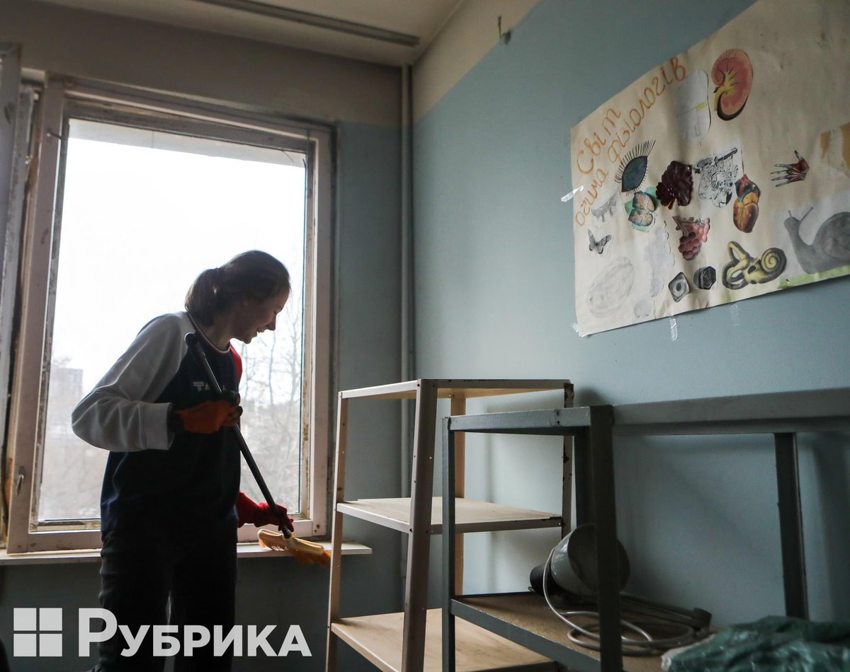 afrudenko's tweet photo. Ukrainians are unbreakable. Yesterday russia attacked prominent university in #Kyiv — today students and activists already made a clean-up day 💪🏻

Find out details &amp; how you can help restore @KyivUniversity via: https://t.co/tedxiYF5cz

by @RubrykaEng https://t.co/2F9i2smhr0