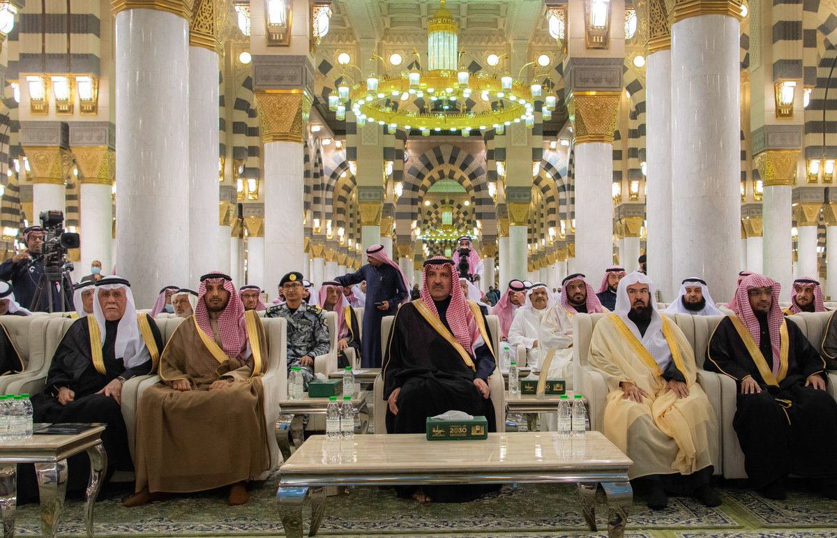 imarat_almadina's tweet photo. سمو أمير منطقة #المدينة_المنورة #فيصل_بن_سلمان رئيس مجلس نظارة @almadinahrsc يُدشن الإصدار الأول (حرف الألِف) من موسوعة معمار #المسجد_النبوي الشريف والتي تفضّل بإطلاقها #خادم_الحرمين_الشريفين الملك #سلمان_بن_عبدالعزيز -يحفظه الله- إبّان زيارته للمدينة المنورة في العام 1440هـ. https://t.co/XVJejgubmy