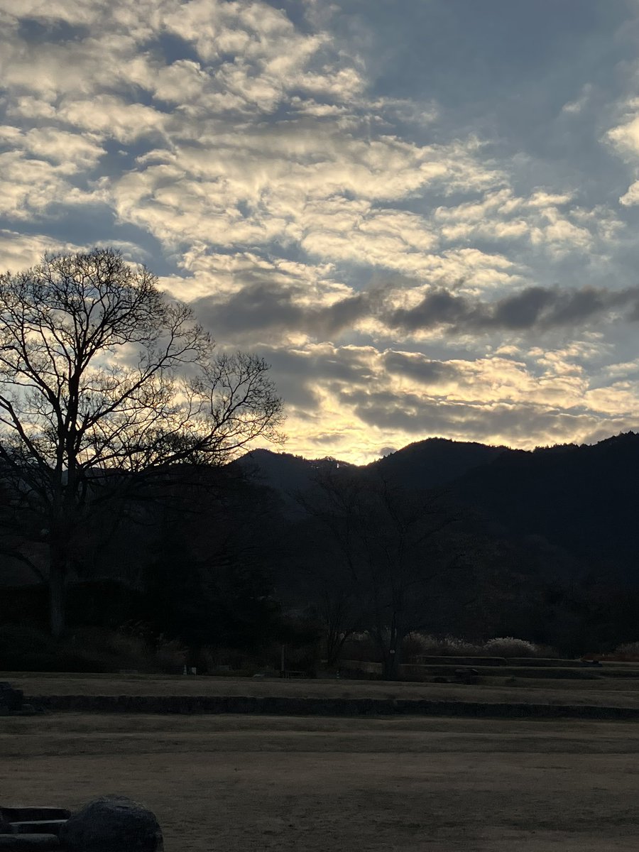 RPG85378111's tweet photo. 残念ながら初日の出では雲に隠れてはっきりとは拝めませんでした…でも新年の光を全身で感じました。
世界中の方々にとって、素晴らしい一年でありますように。 https://t.co/qleICOk0fS