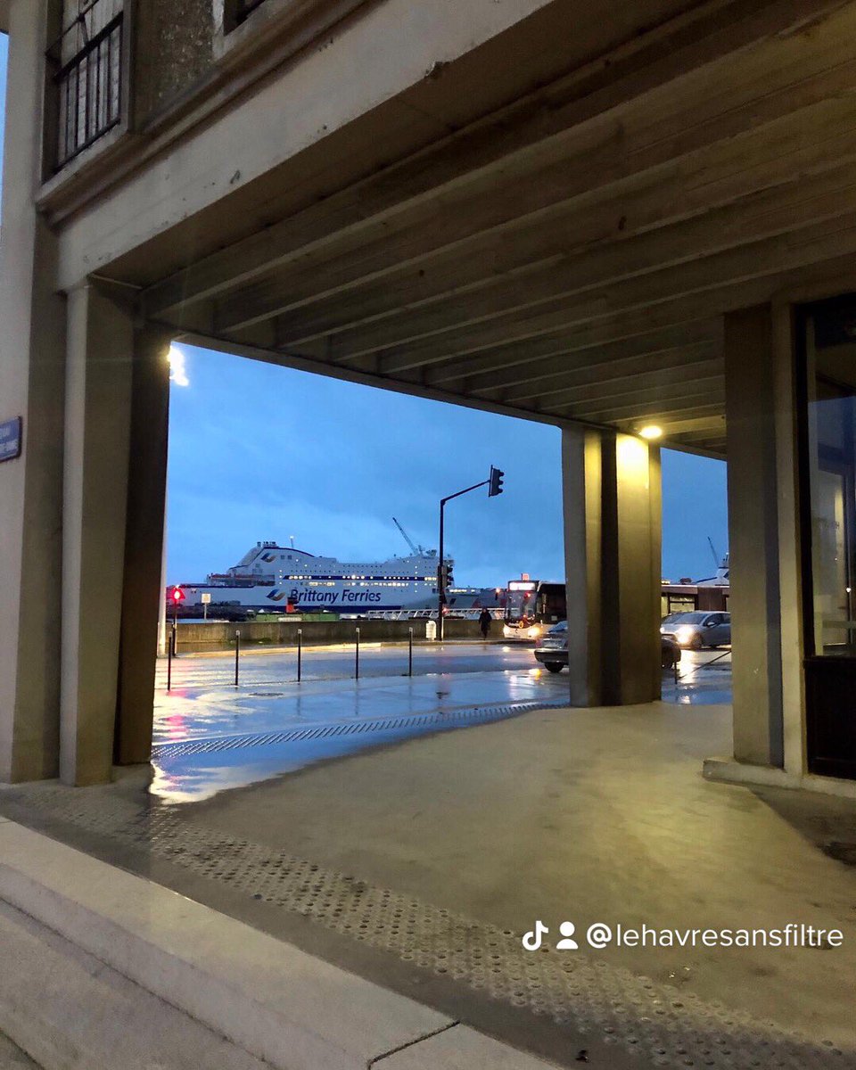 LHsansfiltre's tweet photo. Night Walk
Bonne année 2023 à tous
#lehavre #balcon #arche #passage #pluie #rain #winter
#nightwalk #nuit #night #city #ville #perret #lampadaires #normandi #urbain #beton @LH_LeHavre @lehavreetretat https://t.co/eofZ6oV3bR