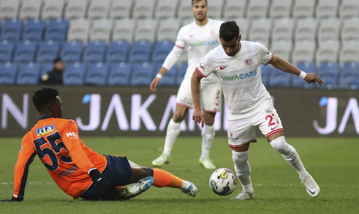 Başakşehir maçında sakatlanan Antalyaspor'un Cezayirli futbolcusu Houssam Ghacha, 2 ay sahalardan uzak kalacak.
