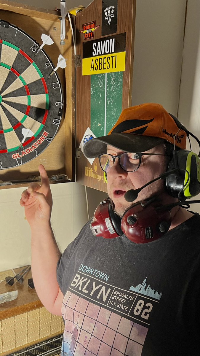 markokaasinen65's tweet photo. Kokeilin uutta muotia! Ei toiminu vaikka oli peltoreita tuplana ja Hankkijalippis päässä! Kaikki tikat ohi taulun :(
#dartsfi #kuulosuojaimet #hankkijalippis #eitoimi https://t.co/8MJrOyrSXs