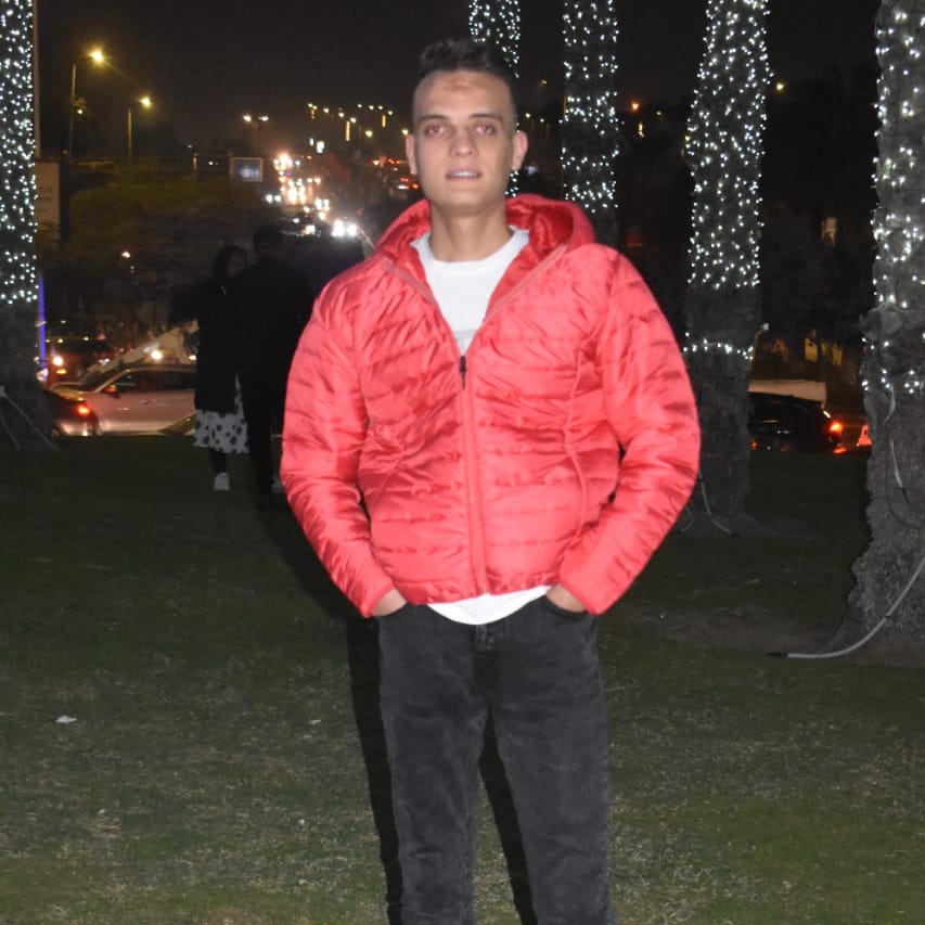 من لا يراك ربيعهُ، لا تقطف له زهر عمرك."❤