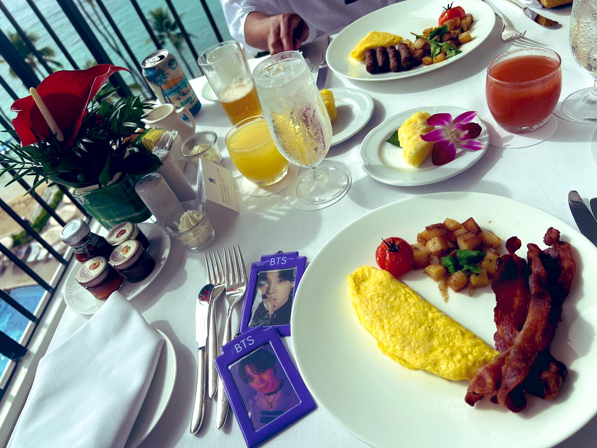 aco24042511's tweet photo. 元旦のmorning、レストラン混み合ってます🍽
in Room Dining with Jimin 🫶💜
これも旅先では定番化してきたかも😚🐥💓
#inroomdining #hawaii #BTSARMY #BTSJIMIN https://t.co/M8BxSpuYbd