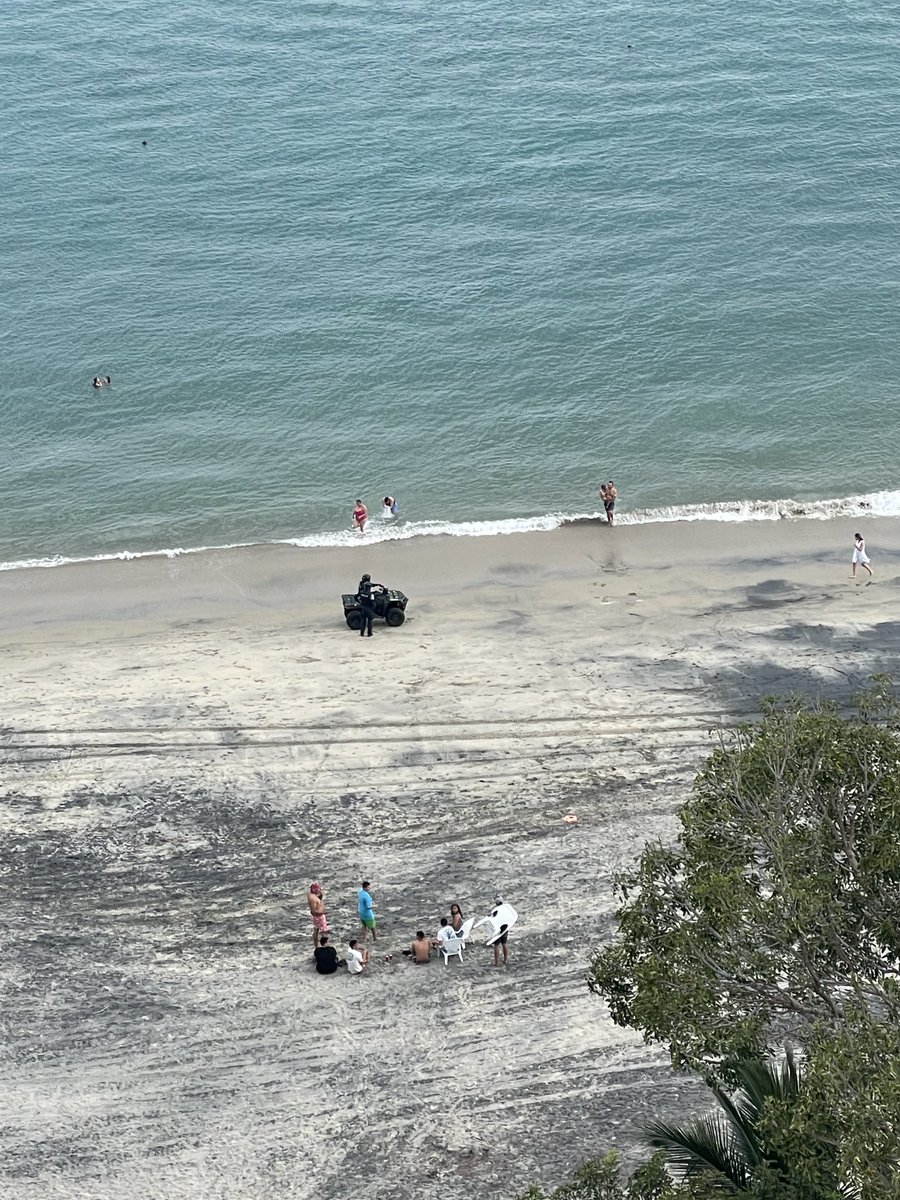 ¿ Estaremos viviendo una nueva dictadura PRD ? ⁦<a href="/ProtegeryServir/">Proteger y Servir</a>⁩ a las 4:30 pm en un four wheel ordenó a los bańistas salir de la playa de Santa Clara en Antón, Coclé. Joder !. ¿ Qué derecho los faculta ?.