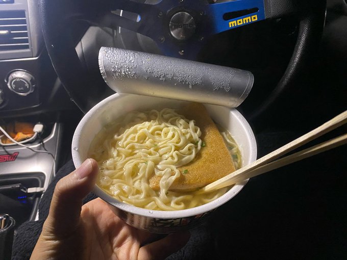 ๆฏใฎ็ฝใ่ปๅ
ใง็ฑใ
ใงใใใใใชๆ้ฃใ