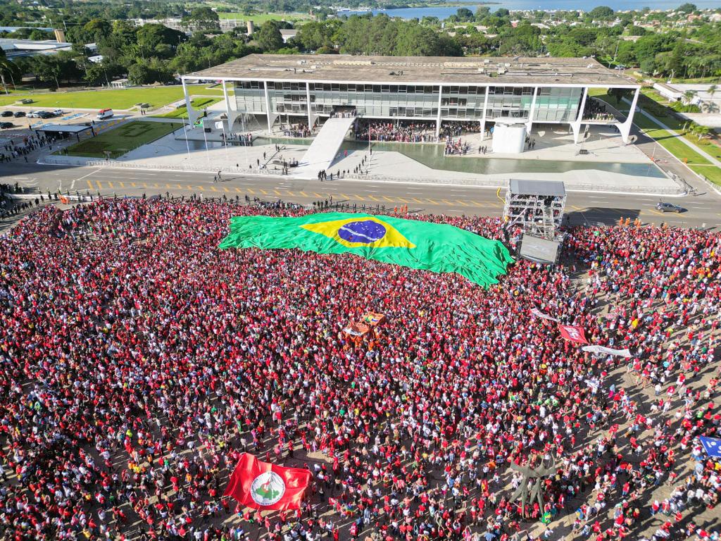MST_Oficial's tweet photo. 🚩✊🏾Um dia para não esquecer 💫
Lula se torna novamente presidente do Brasil! O povo volta a ser o centro da política e não aceitaremos mais as desigualdades, o preconceito e a fome!
📸 Elineudo Meira/ Ricardo Stucker/ Ju Adriano
#MSTnaPosse #BrasilDaEsperança #PossedoPovo https://t.co/GzivL0IkHD
