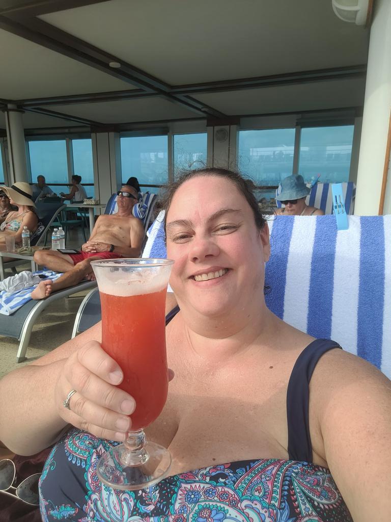 LadyPolkaroo's tweet photo. Cheers from the Lido deck in Columbia on this 38 degree New Years Day 🍹🌞 https://t.co/TWS6mJxKBw