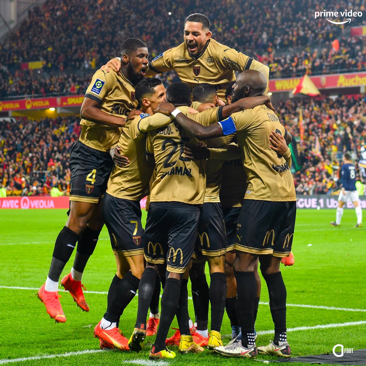 ActuFoot_'s tweet photo. Le RC Lens est invaincu à Bollaert depuis 14 matches.

9 victoire consécutive à domicile. ❤️💛🥵

Le 12e Homme. 🌋 https://t.co/u7RSibSVBJ