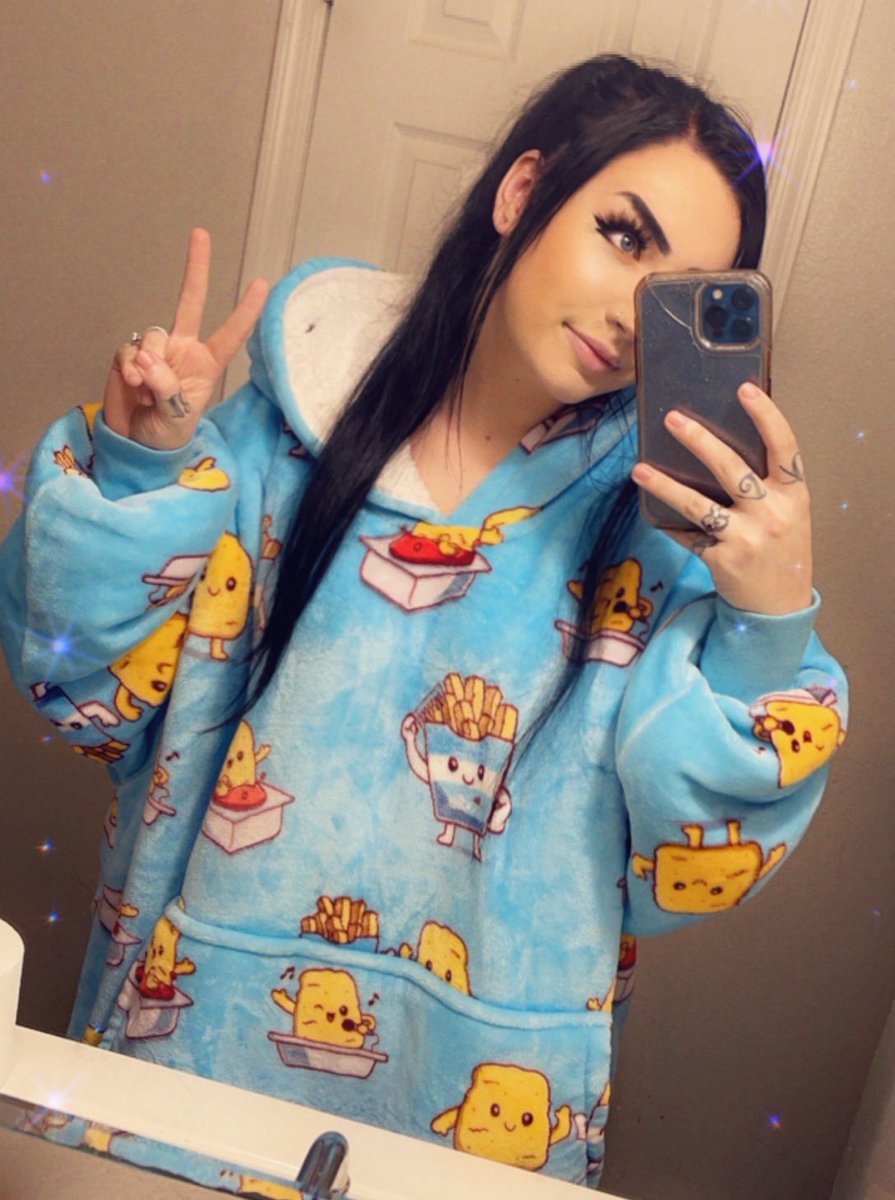 IT’S OODIE TIME!😍 I’m currently live with a stream sponsored by Oodie in my amazing chicken nugget and fry Oodie! I’m streaming Dead by Daylight and would very much love and appreciate it if you came by to say hello!🖤 twitch.tv/xitstayy

#theoodie #DeadbyDaylight