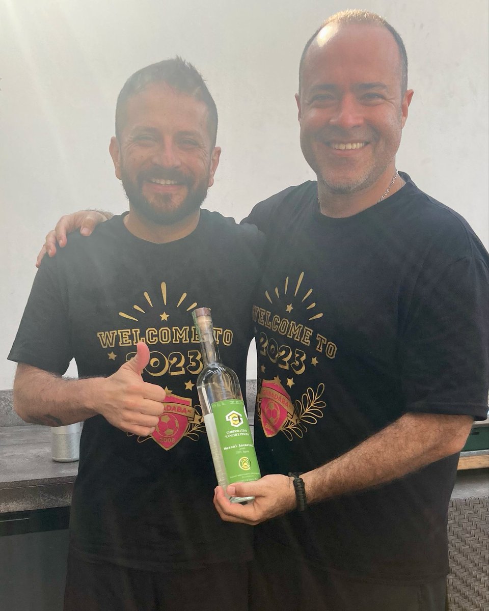 TomasElSueter's tweet photo. Agradeciendo al corporativo Sánchez Pineda por el detalle y deseándoles lo mejor para el próximo 2023 #cpantoniosanchez #tomasmorales https://t.co/z8cIvT3rTq