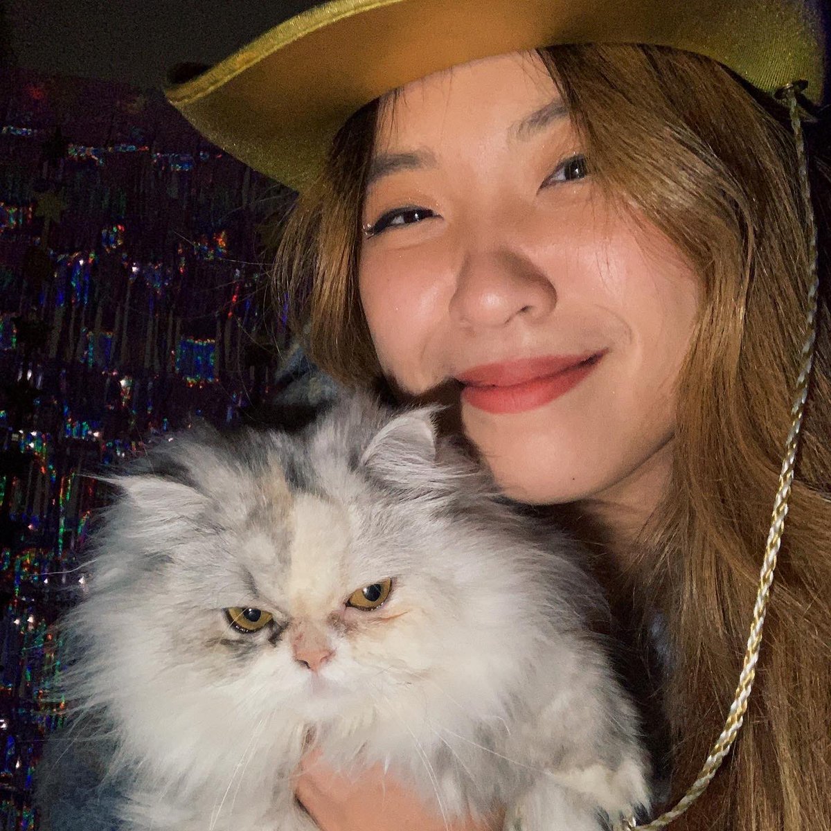 drainedbunny's tweet photo. pop fizz clink 🥂 https://t.co/W7b6pPWIBp