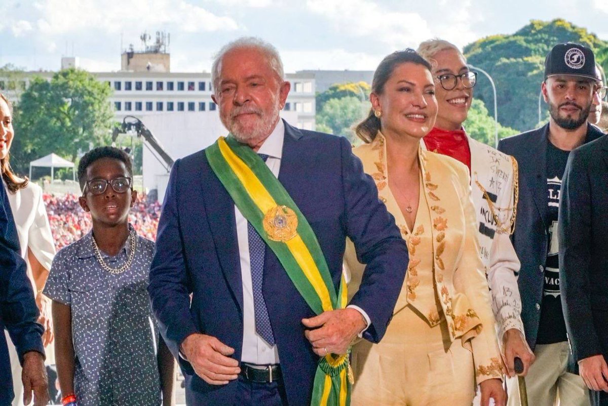 filippioficial's tweet photo. O POVO TOMOU POSSE! O Brasil novamente subiu a rampa e passou a faixa ao Lula.
Foto: Ana Pessoa
#posseLula #FestivalDoFuturo https://t.co/eQZg7UUZs0
