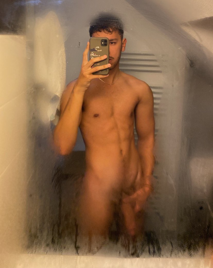 kbylxx's tweet photo. juste après avoir rempli la bouche de mon mec sous la douche 💦😏 mes couilles sont encore pleines, à qui le tour ?? https://t.co/rGn5x15OxV