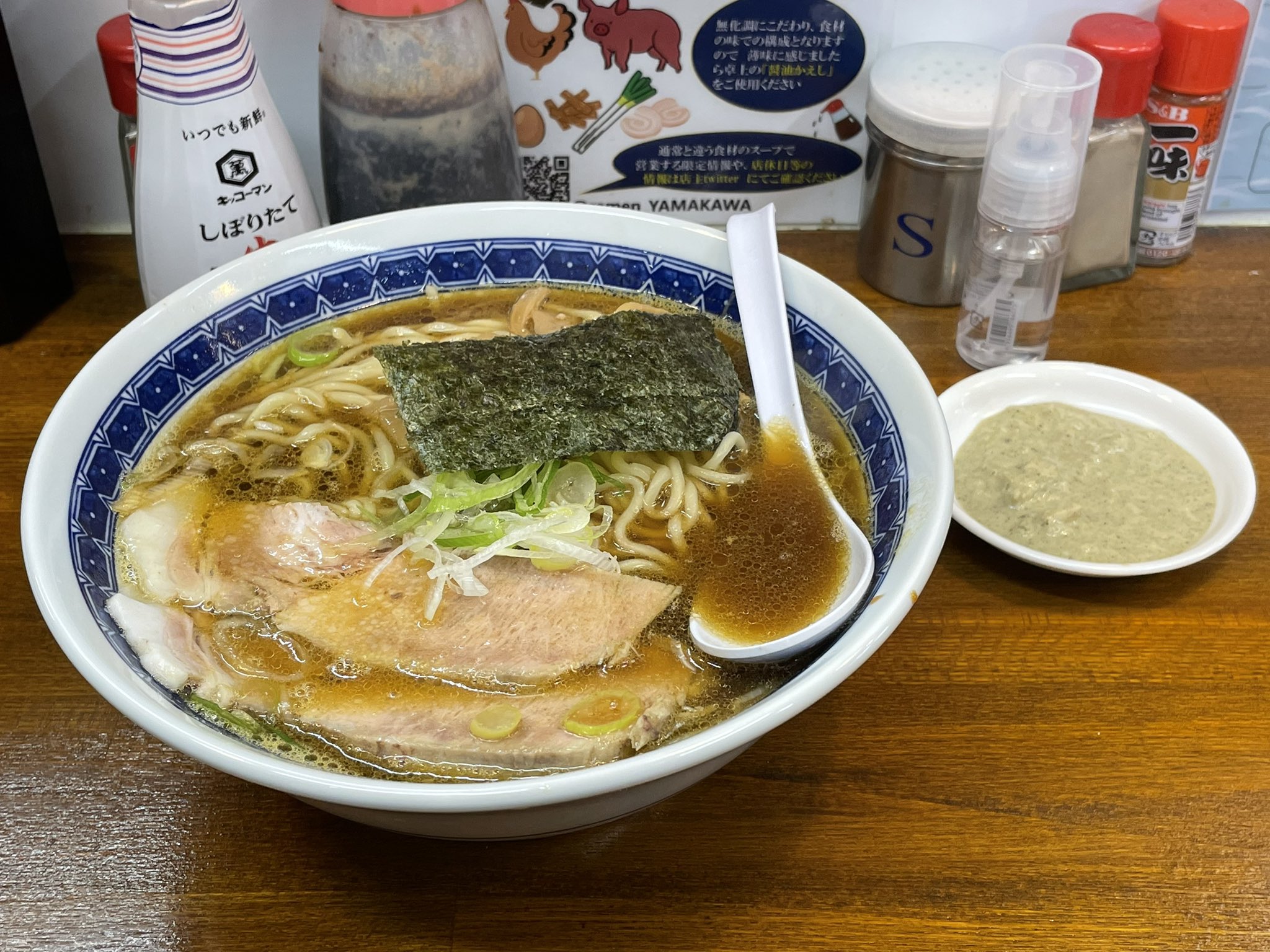 マシマシにんにくん2 らーめん山川 高坂 伊勢海老ラーメン大盛 限定 今年の初すすりはこちらへ 入るやいなや海老 の匂いがものすごい スープは全面に海老 が出ていて 醤油ベースのあっさりだがパンチ のある味 蛤ソースで味変し