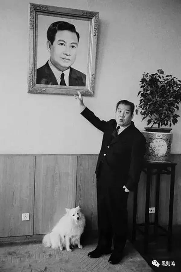zhu0588's tweet photo. 刘香成镜头下的中国
1.1979年，北京一处公共汽车停车场的民主墙，墙上出现了批评政府的“大字报”。
2.1980年北京，在人民大会堂内，六名解放军的军区司令员在等待为美国防部长哈罗德·布朗举办的晚宴。
3.1979年北京，一名男子在宣武门天主教堂向牧师忏悔。
4.1980年，西哈努克在北京，狗是金日成送的。 https://t.co/MZDhMihc7U