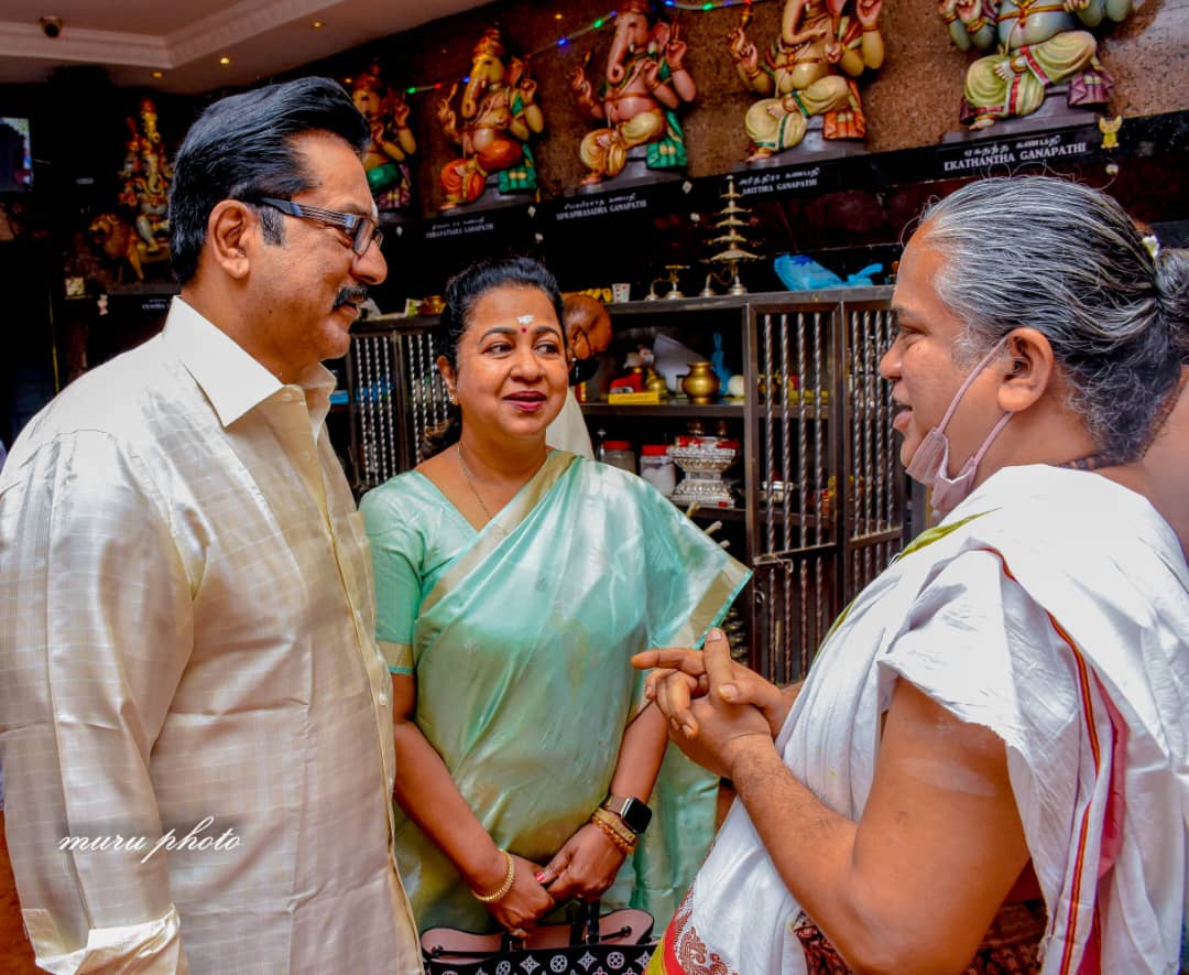realsarathkumar's tweet photo. Our new year started with invoking the blessings of Lord Ganesha at the #Kottapillayar temple in Kuala Lumpur amidst the temple  trustees, priests, devotees and close friends

#malaysia #templevisit #family #blessings. #ganeshatemple https://t.co/gZVkkBqppS