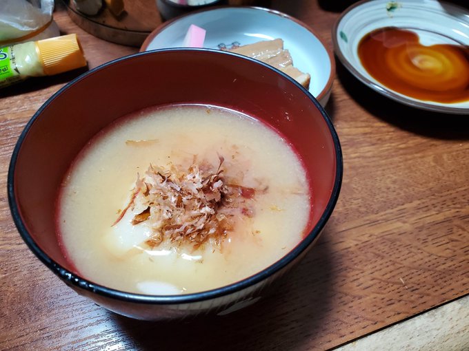 これを食べるために生きてると言っても過言ではないお正月のお雑煮いただきますッ。 