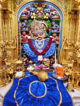 News18Guj's tweet photo. સાળંગપુર સ્થિત કષ્ટભંજન હનુમાન દાદાના પ્રાત:શ્રૃંગાર દર્શન🙏🙏🌹🌹 https://t.co/pJImuefRGk