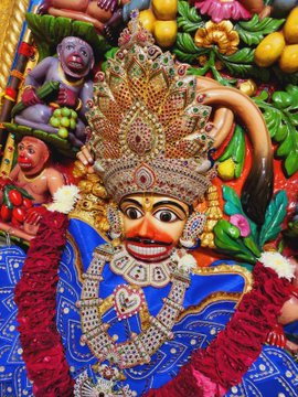News18Guj's tweet photo. સાળંગપુર સ્થિત કષ્ટભંજન હનુમાન દાદાના પ્રાત:શ્રૃંગાર દર્શન🙏🙏🌹🌹 https://t.co/pJImuefRGk