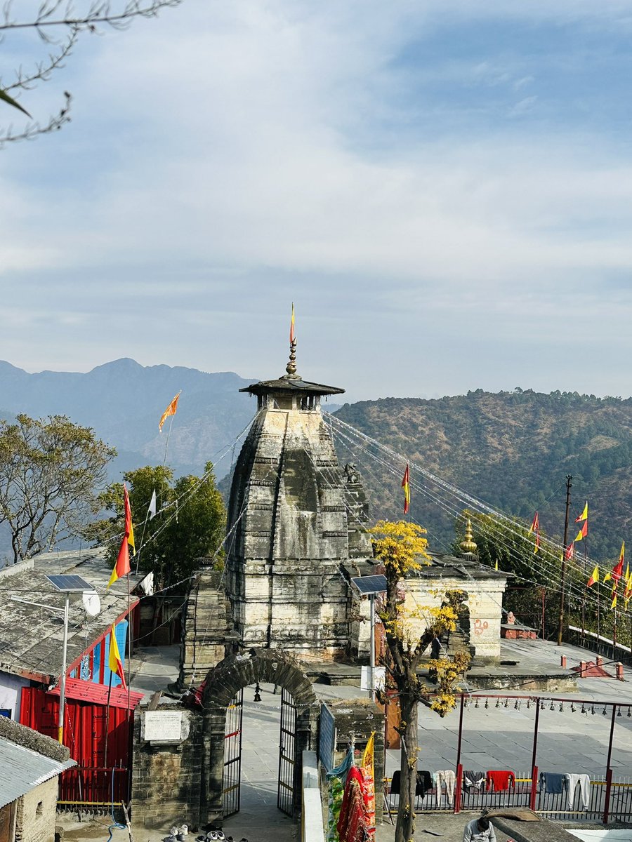 sudhirjoshii's tweet photo. “जय गौरा माँ”……
#उत्तराखंड राज्य के पौड़ी जनपद के khirshu Block में ‘देवलगढ़’ स्थित है -“माँ गौरा देवी” का यह पौराणिक मंदिर।
माँ की कृपा सभी पर हमेशा बनी रहे।
#Uttarakhand #uttarakhand #maagaura #temples #mandir #devbhoomi https://t.co/bJ1yO67asl
