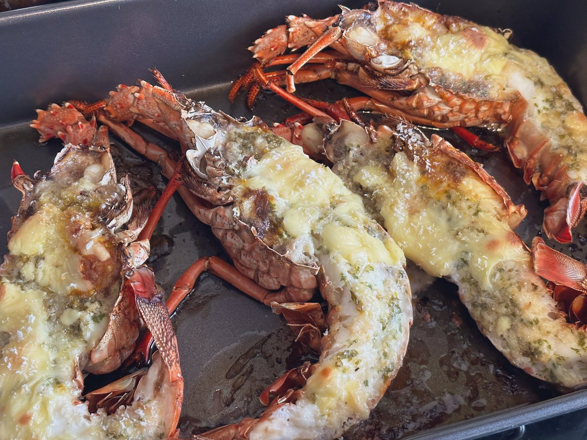 職場からクリスマスに貰ったハムの塊。
食べきれないからお隣りさんに素裾分け。
その代わりに立派なクレイフィッシュを頂き、オーブン焼き。
ウマウマ😋