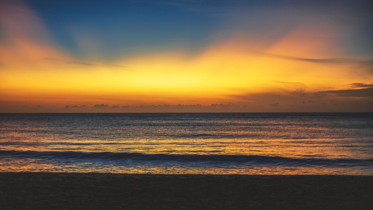 S_MorningLight's tweet photo. THE HORIZON OF OUR HOPE
“Time is no longer endless or the horizon destitute of hope.” - Charles Lindbergh. #Dawn at #ArugamBay, #SriLanka. More@ https://t.co/1izk4ATVF8
#5DMkIII & #EF50_1_4 from @Canon_SL.
#landscapephptography #travelphotography #beginnings #hope #reflections https://t.co/XGRbuwxgmn