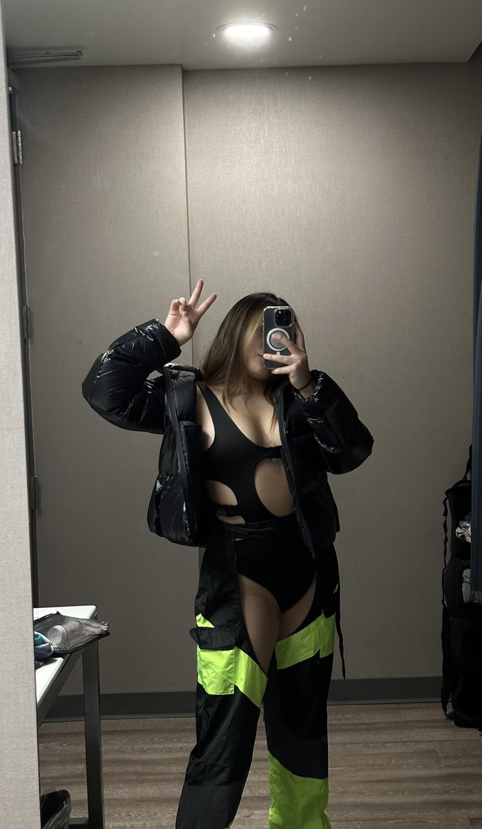 serenalolok's tweet photo. countdown outfits but the second outfit getting drenched in water and missing the actual countdown on nye 😃 https://t.co/pEhxc834zu