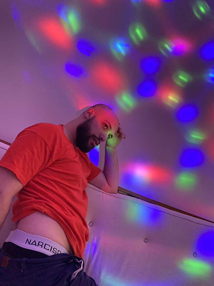 RAMSESHATEM's tweet image. Quería una foto Aesthetic de navidad pero terminé pareciendo el pernil ayuda