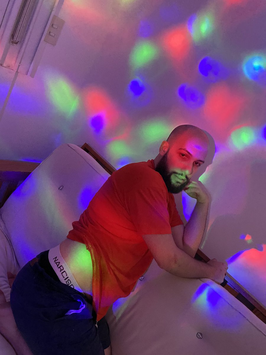 RAMSESHATEM's tweet image. Quería una foto Aesthetic de navidad pero terminé pareciendo el pernil ayuda