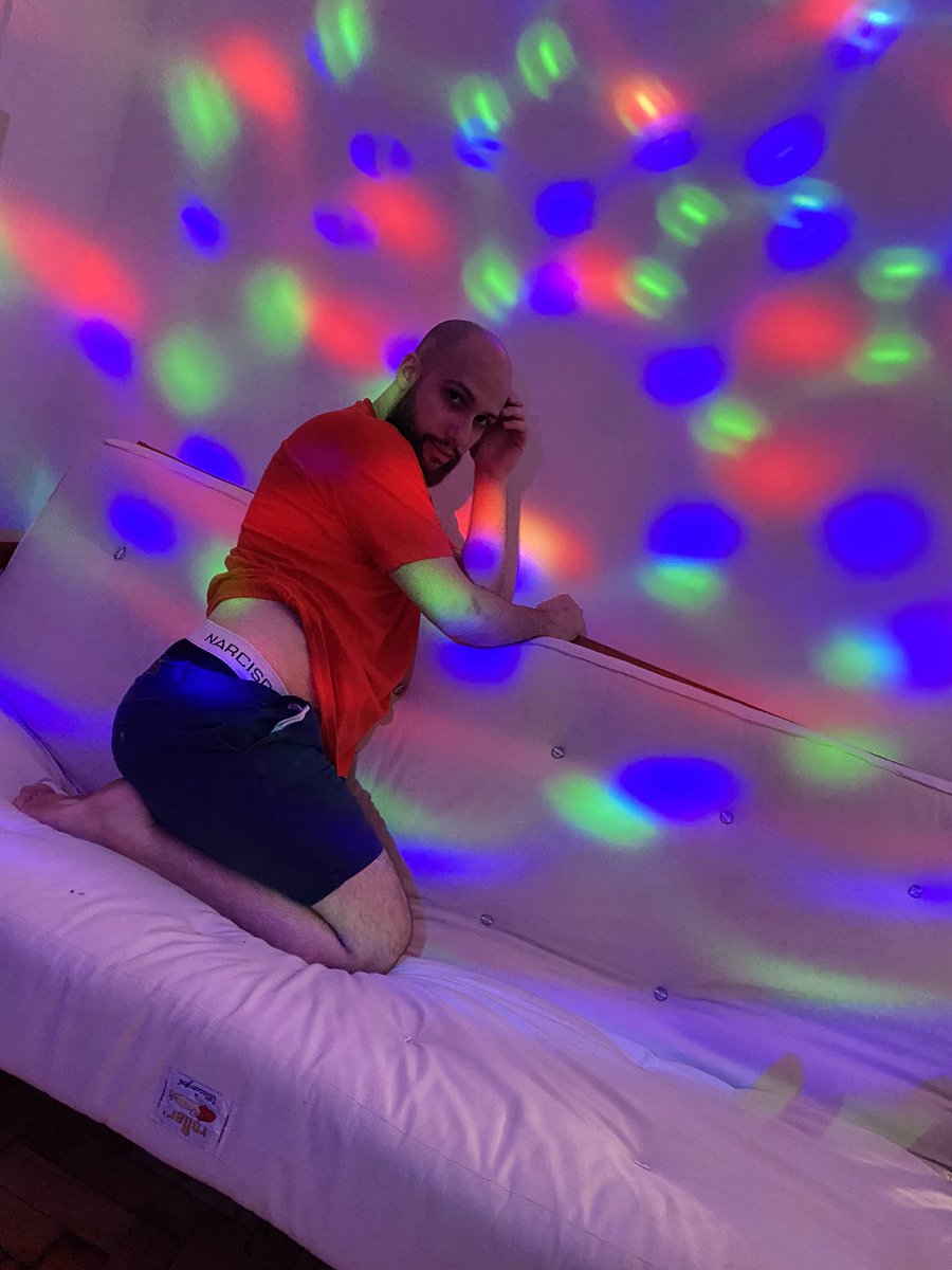 RAMSESHATEM's tweet image. Quería una foto Aesthetic de navidad pero terminé pareciendo el pernil ayuda