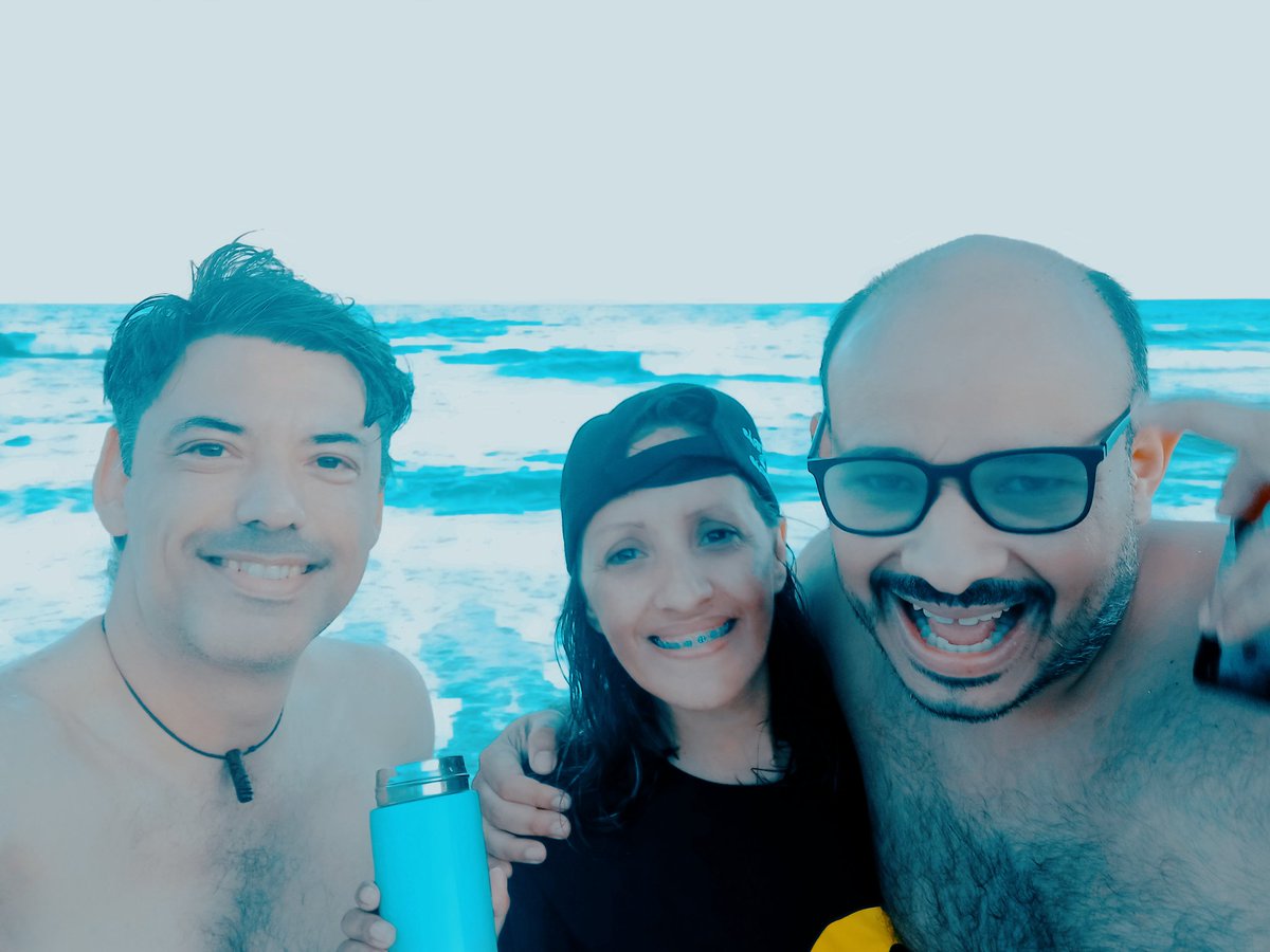 CarlosJRojas13's tweet photo. Este #1Ene lo cerramos disfrutando el espectacular atardecer en las #playas de nuestro estado #Vargas,brindo con @PolarPilsen-@ronsantateresa por mi amada #moviosa @teran20057 y el #hermanazo @bplotnikov quienes son esa familia la cual me regaló la vida¡#Año2023 será de victoria! https://t.co/LwouN0rQXO