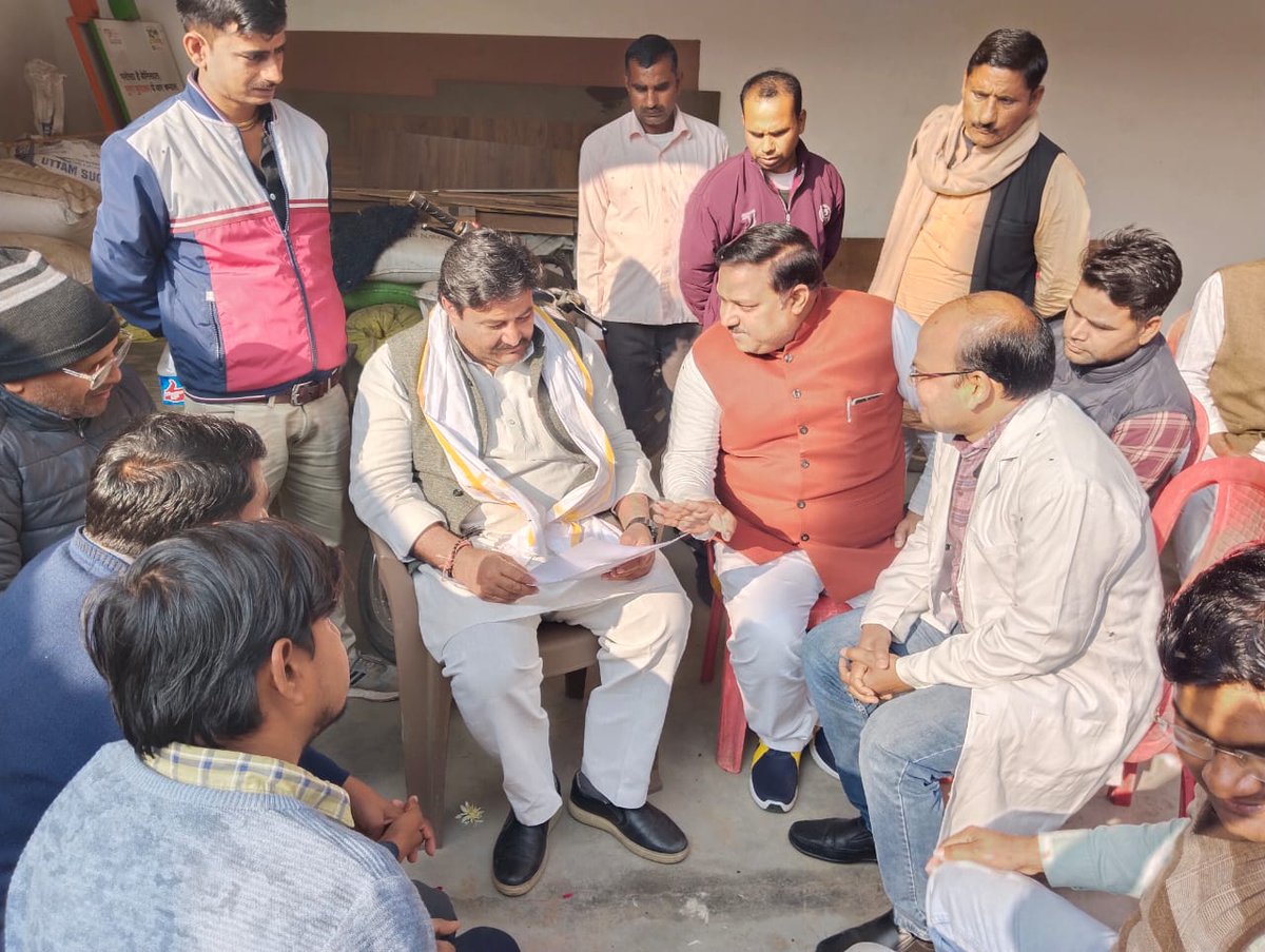 आज ऊर्जा विकास निगम के अध्यक्ष आदरणीय गिर्राज दंडोतिया जी,एवं पिछड़ावर्ग एवं अल्पसंख्यक विकास निगम के अध्यक्ष आदरणीय रघुराज कंसाना जी को नववर्ष पर मुख्यमंत्री के नाम ज्ञापन सौपा गया <a href="/ChouhanShivraj/">Shivraj Singh Chouhan</a> <a href="/BJP4MP/">BJP Madhya Pradesh</a> <a href="/OfficeOfKNath/">Kamal Nath</a> <a href="/GirrajDandotia/">Girraj Dandotiya</a> <a href="/ZeeMPCG/">Zee MP-Chhattisgarh</a> <a href="/BansalNewsMPCG/">Bansal News</a> <a href="/DrPRChoudhary/">Dr. Prabhuram Choudhary</a>