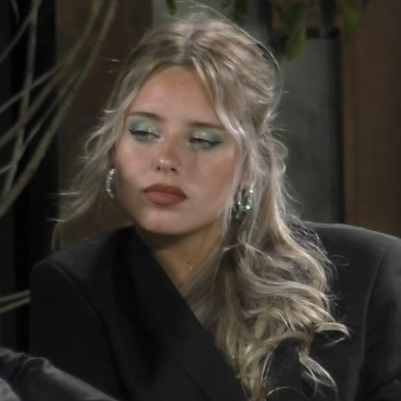 pablooag7's tweet photo. está mina jugó y manejó la casa cómo quiso, tuvieron que ir a gritar y meter dos nuevos para cagar su juego, nos dio el mayor espectáculo de la TV ARGENTINA. 
HOY MURIÓ GH, DESGRACIADAMENTE TENEMOS EL PEOR PÚBLICO DEL PAÍS #GranHermano #Coti https://t.co/xaWaj5lkP8