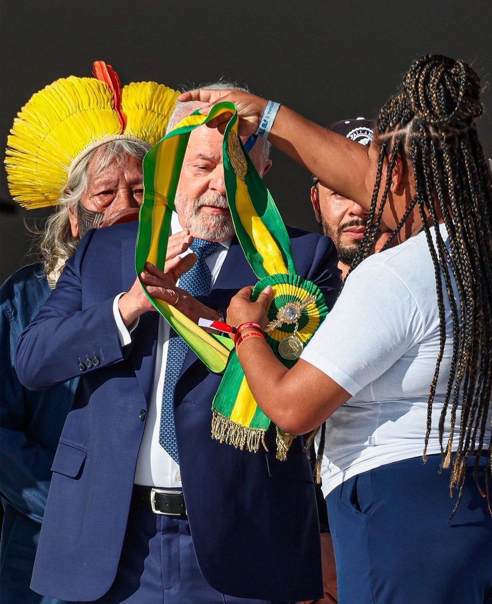 A cena que o povo brasileiro jamais vai esquecer! Lula, em sua posse, demostrou respeito a diversidade plural do nosso país! Estamos começando uma nova era! O Brasil vai voltar aos trilhos novamente!