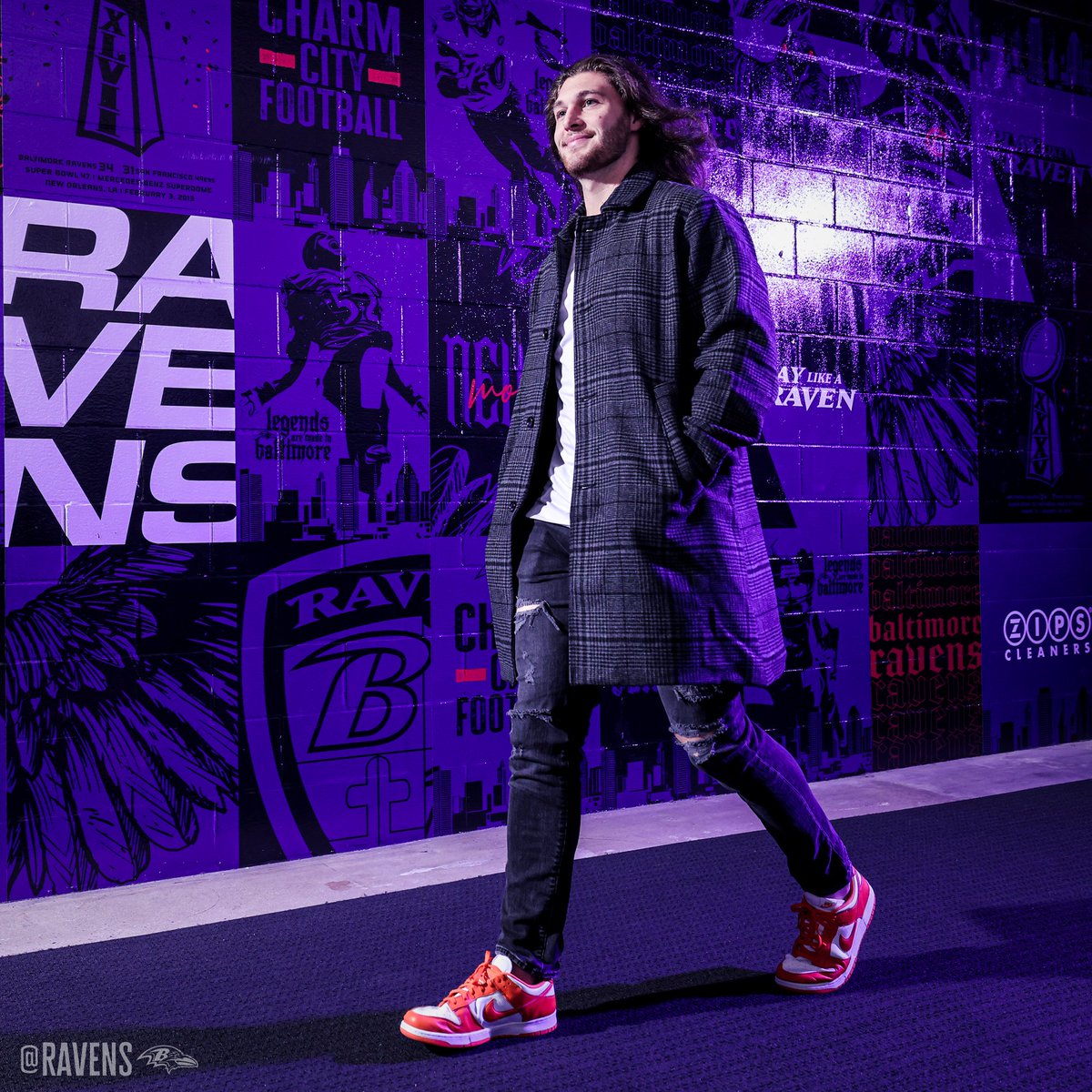 Ravens's tweet photo. Someone get @JORDANSTOUT92 a shampoo deal 😂💁‍♂️ https://t.co/zBLnasd3jy