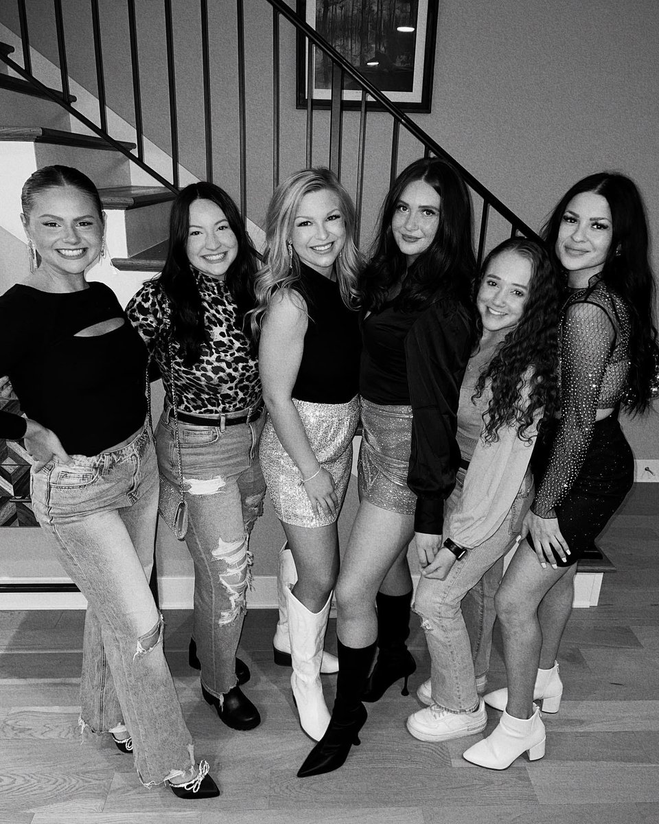 javen_potts's tweet photo. The girls🖤 https://t.co/hKAt99rUZ9