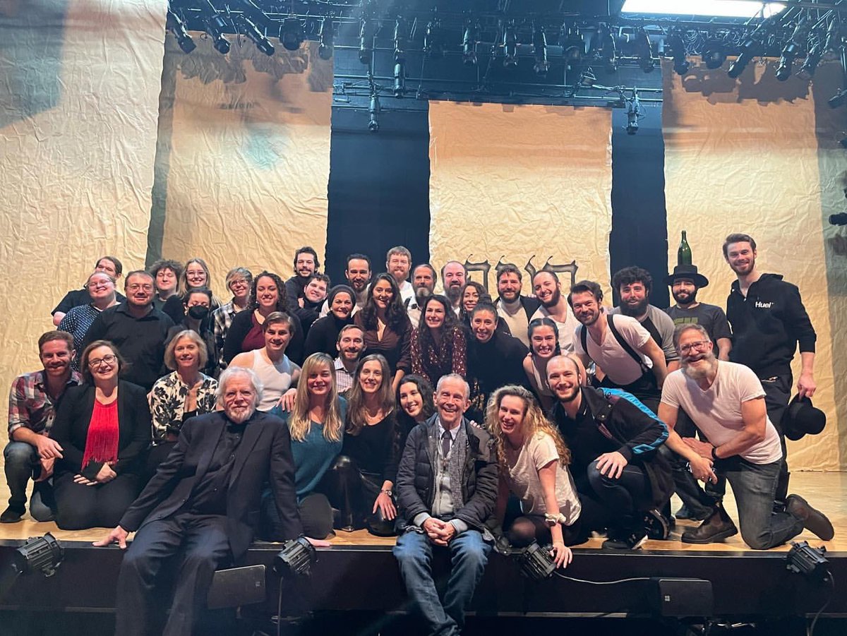 zislepovitch's tweet photo. Happy #YiddishFiddler closing. That’s a wrap. Till next time. ❤️❤️❤️ https://t.co/hJi0S2YtHO