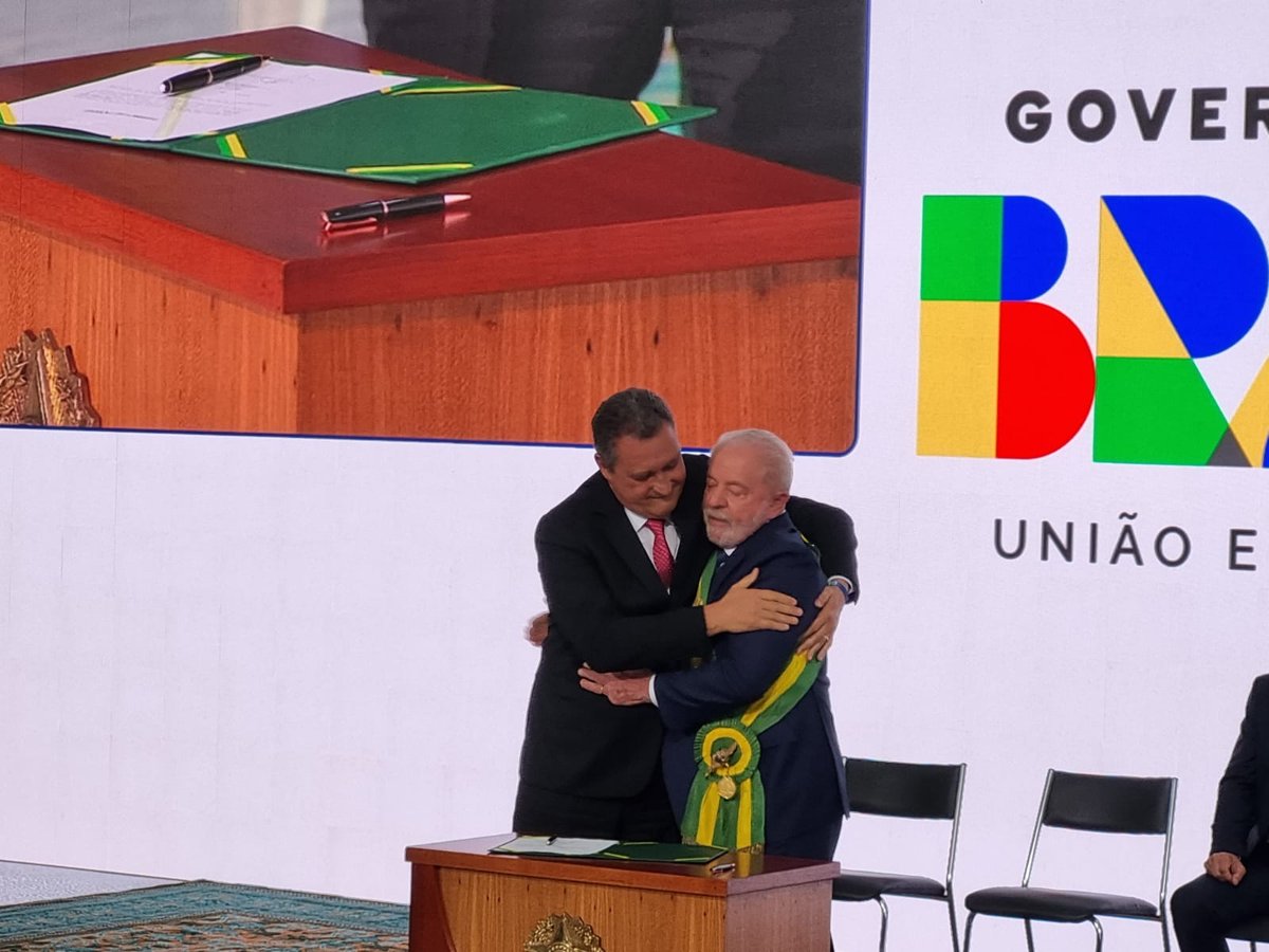 ptbahia's tweet photo. A correria agora é pelo Brasil! @costa_rui acaba de ser empossado como Ministro da Casa Civil do Governo @LulaOficial. O #TimeDoTrabalho vai reconstruir o Brasil e devolver ao brasileiro a possibilidade de sonhar com um futuro melhor. #PTBahia https://t.co/Fzh3g2LK9d